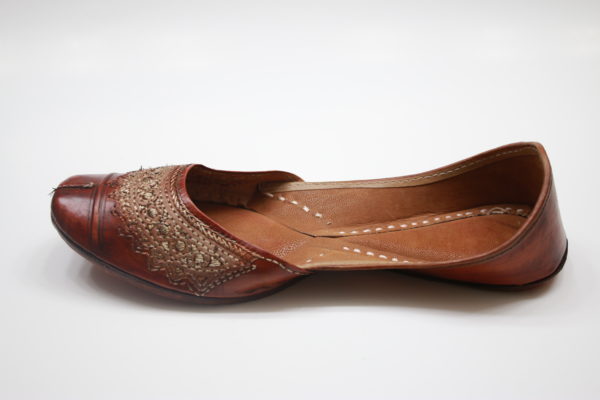 Leather Jutti with gold zari - Image 3